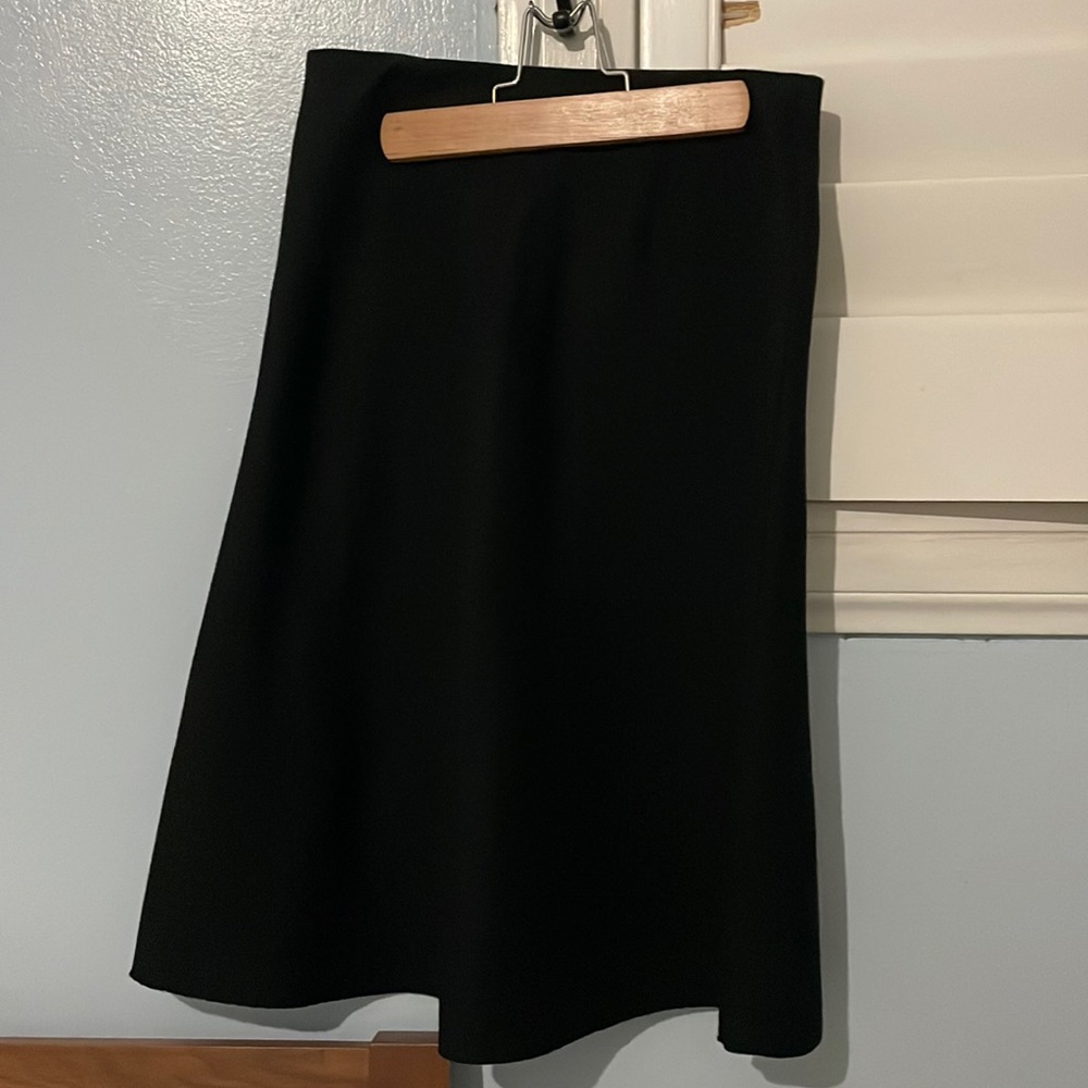 everlane size 00 black wool like skirt. light weight. like new